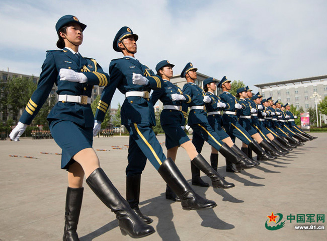 時光回廊里的鏗鏘玫瑰:中國人民解放軍三軍儀仗隊女兵的幕后故事