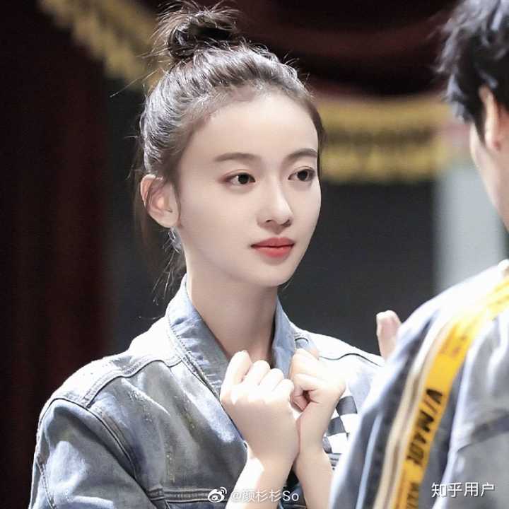 吳謹(jǐn)言演過(guò)哪些電視?。荷疃缺P點(diǎn)與角色蛻變?nèi)ヂ? width=