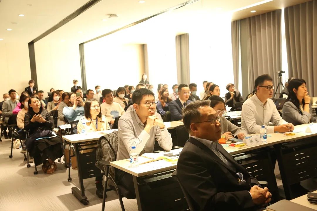 2025新澳精準(zhǔn)資料免費(fèi):一場(chǎng)關(guān)于數(shù)據(jù)共享與利益博弈的輿論風(fēng)暴